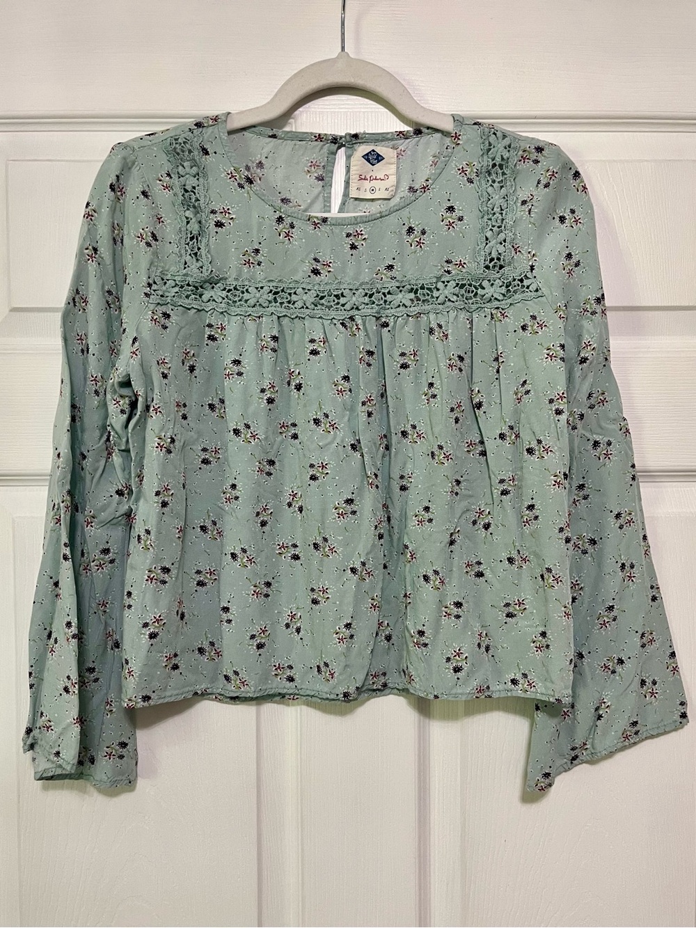 Wild Blue Sadie Robertson Blue Floral Lace-Trim Bell Sleeve Crop Top Medium